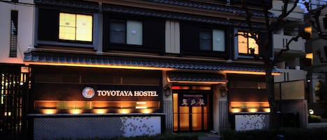 Vista frontal de la propiedad por la tarde o noche