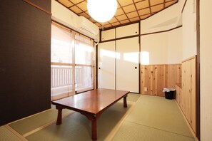In-room dining - Toyotaya Hostel (Nishinomiya)