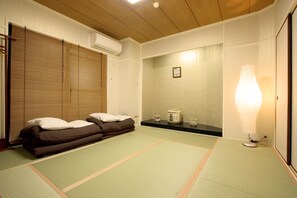 Japanese Room for 2 People - Toyotaya Hostel (Nishinomiya)