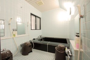 Free toiletries, hair dryer, slippers, towels - Toyotaya Hostel (Nishinomiya)