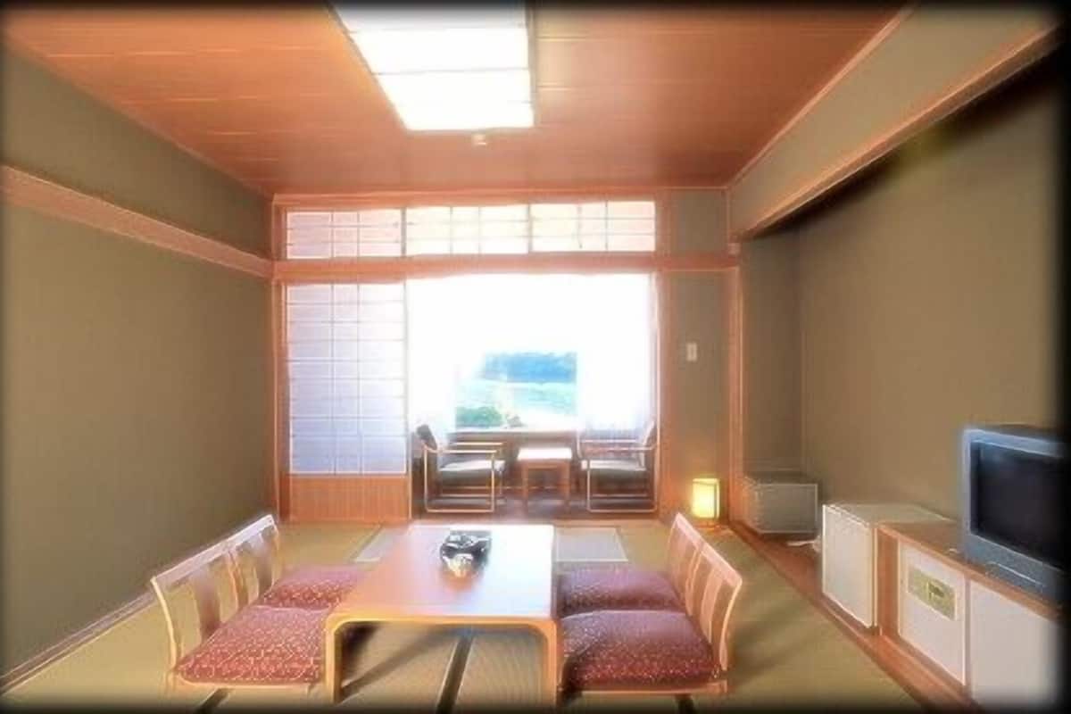 In-room safe, desk, free WiFi