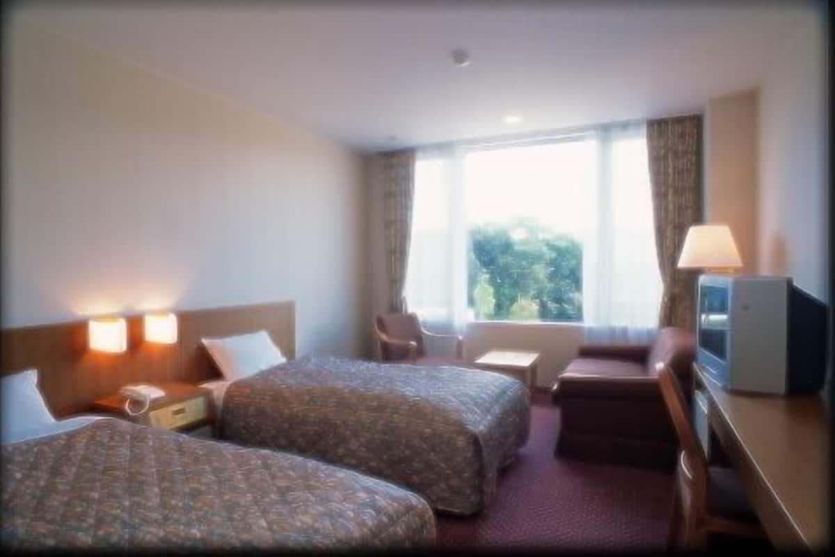 In-room safe, desk, free WiFi