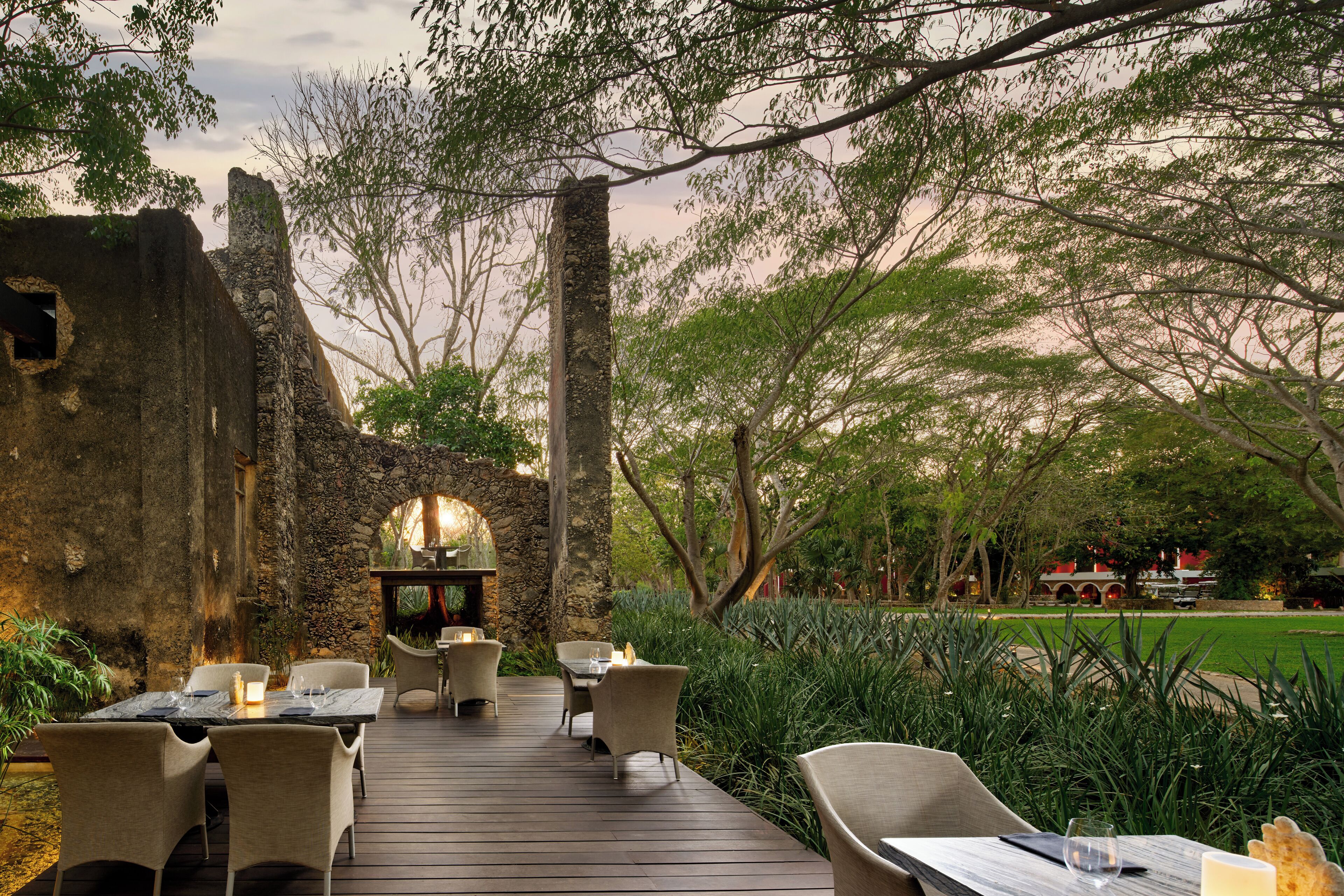 2 间餐厅，供应早餐、午餐和晚餐，墨西哥菜