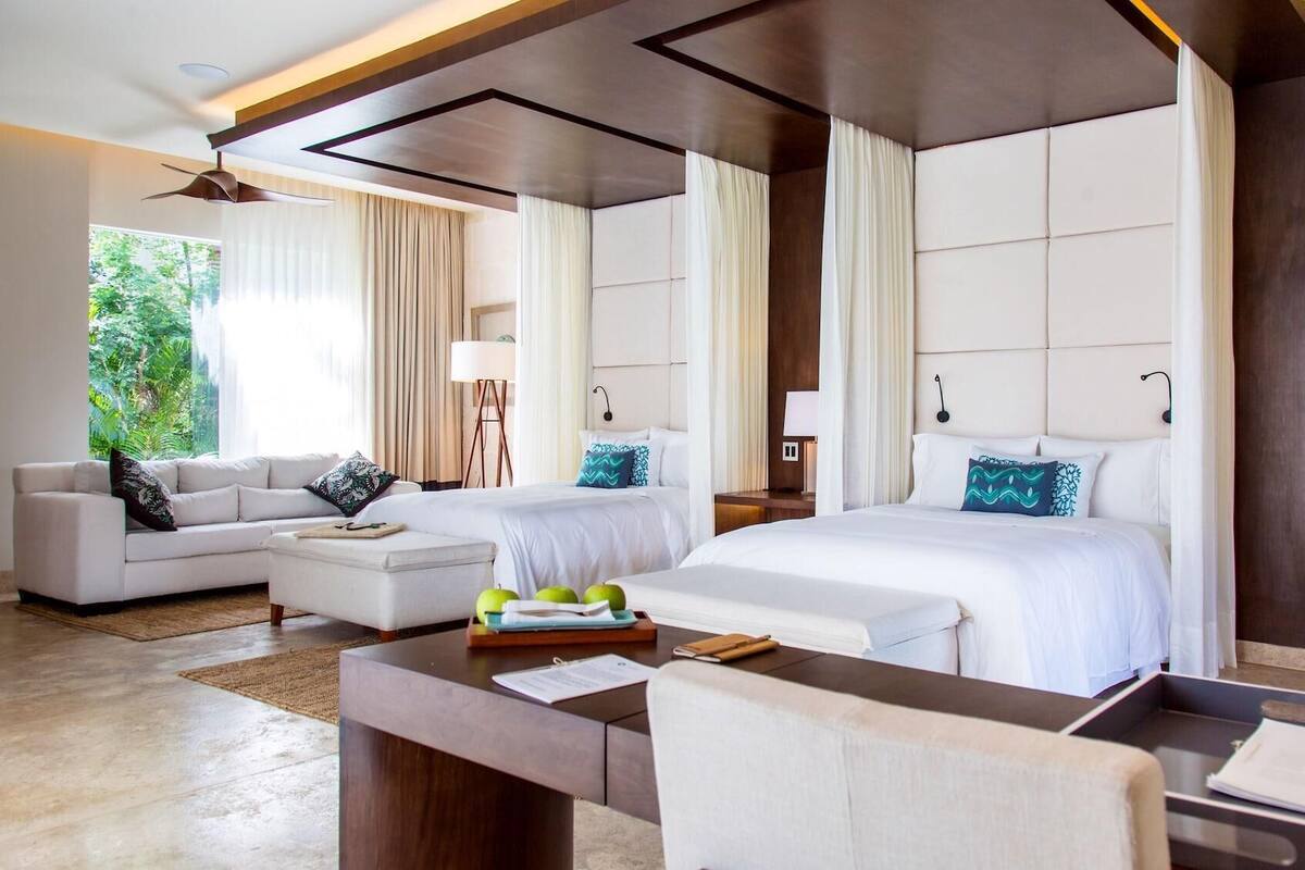 Bộ đồ giường cao cấp, minibar, két bảo mật tại phòng, bàn 