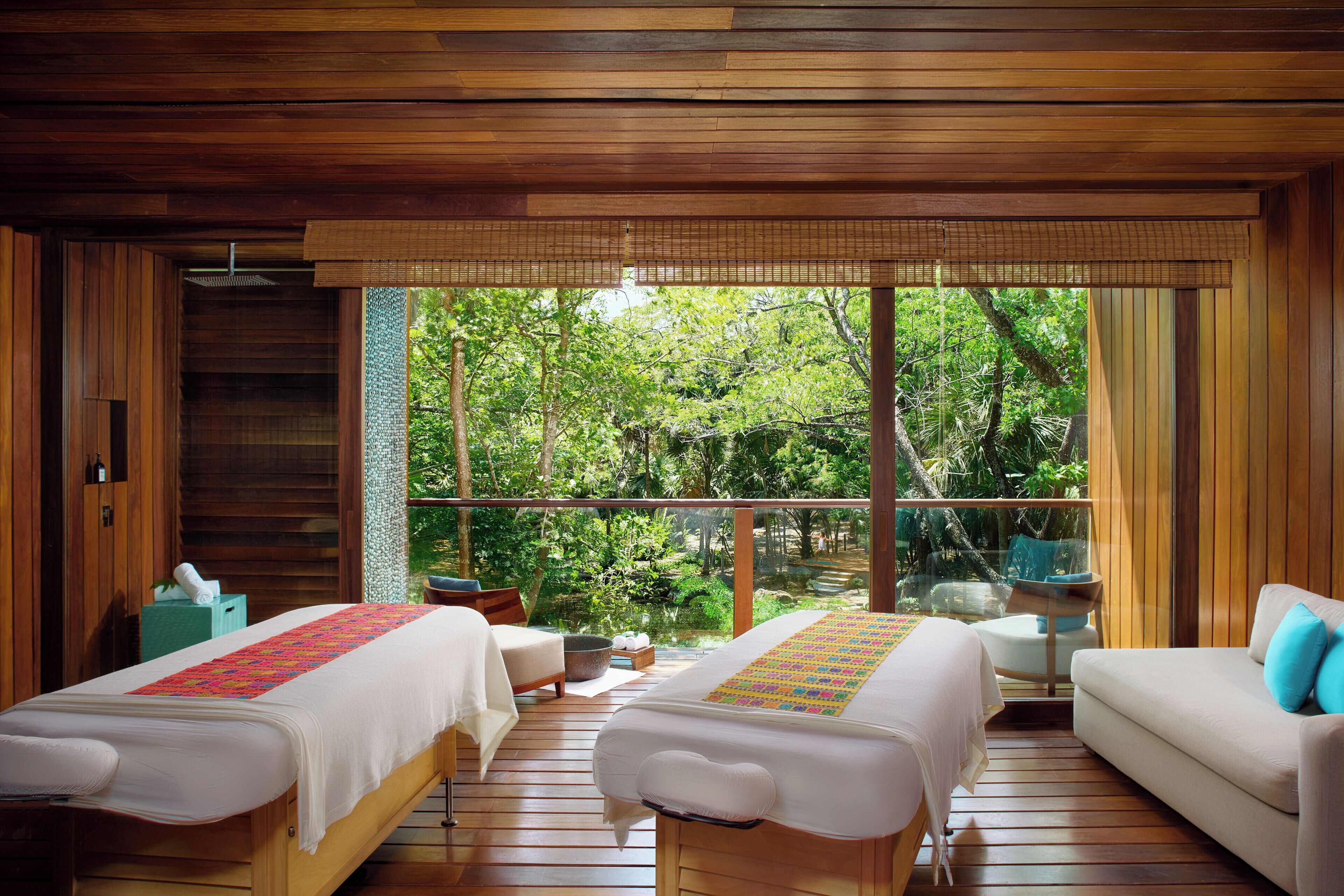 Salas de tratamiento para parejas, sauna y tina de hidromasaje 