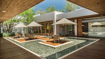 Salas de tratamiento para parejas, sauna y tina de hidromasaje