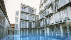 A modern building with a glass pool in the courtyard. - Glenwood City Resort (Ho Chi Minh City)