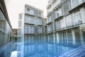 Outdoor pool - Glenwood City Resort (Ho Chi Minh City)