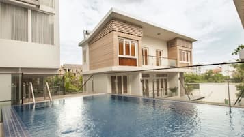 Hồ bơi ngoài trời