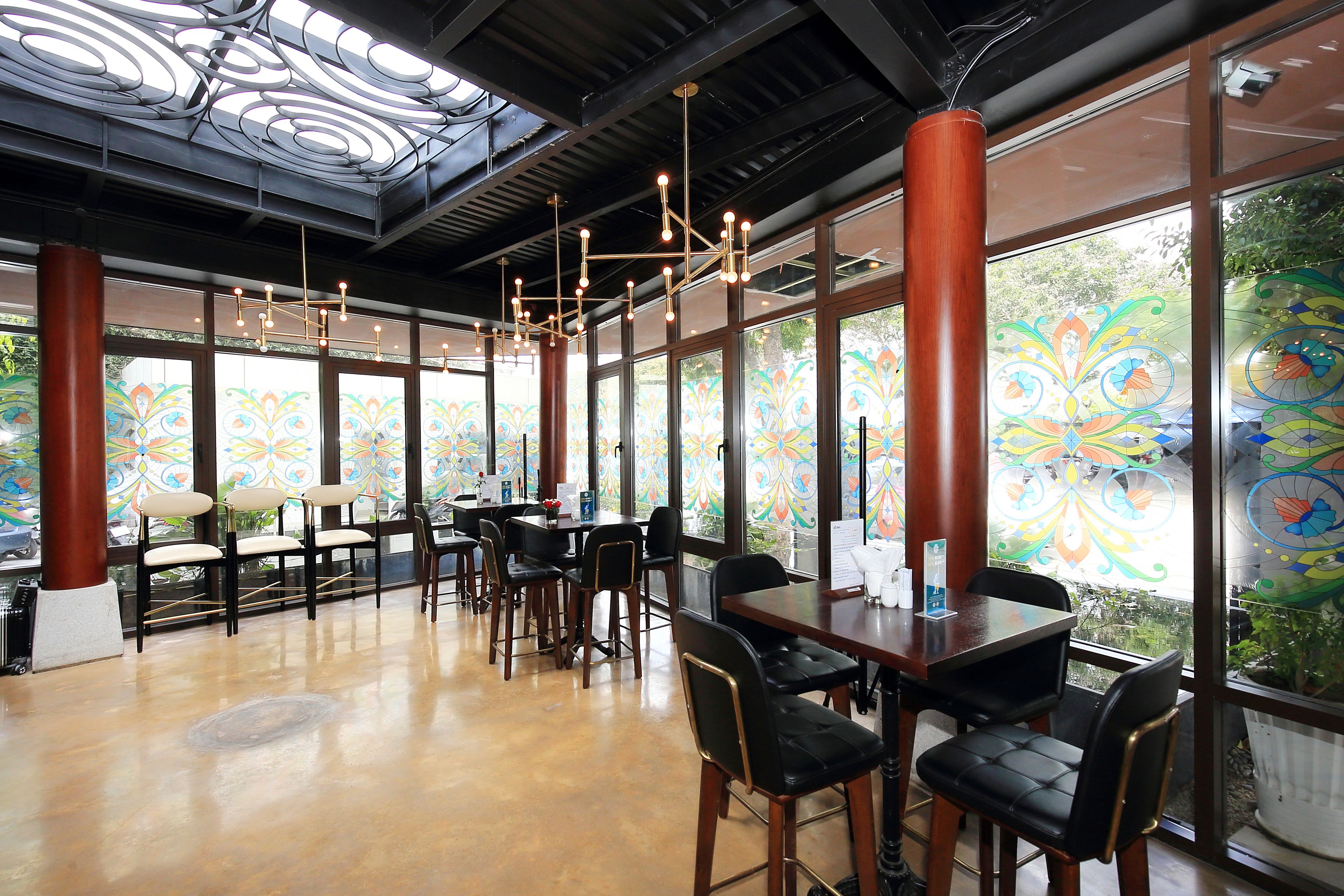 breakfast, lunch, dinner served; international cuisine