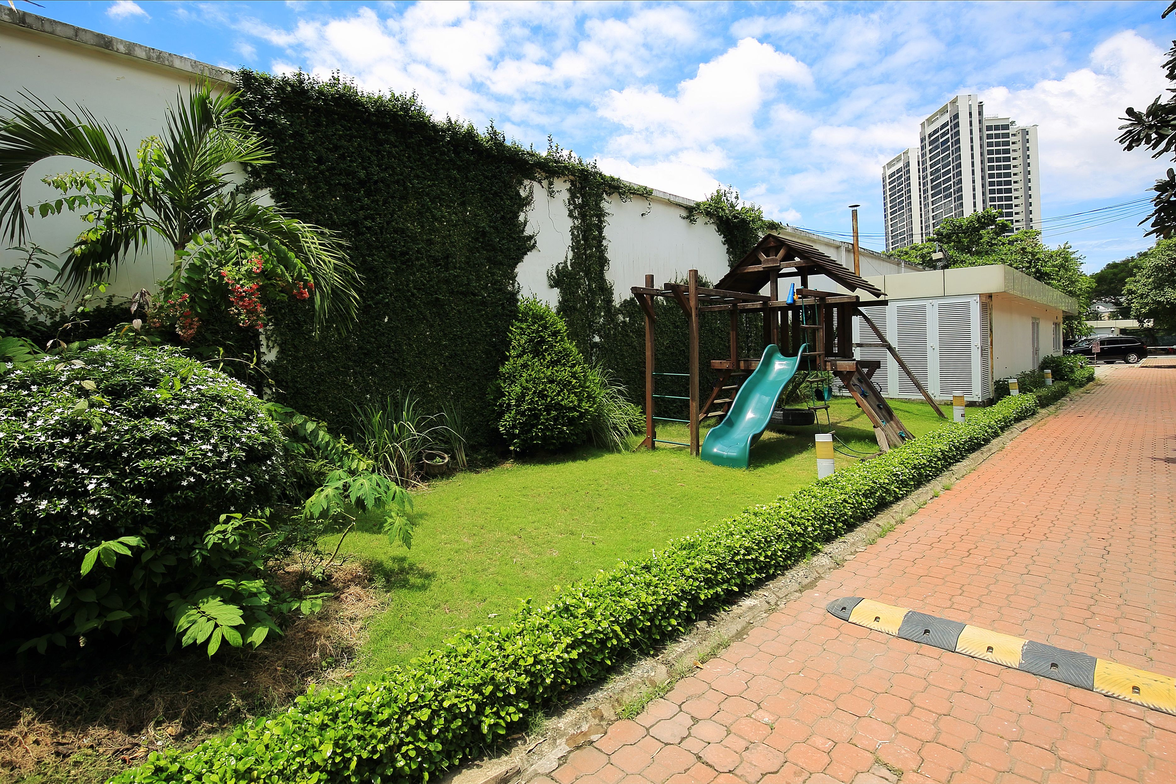 children’s play area – outdoor