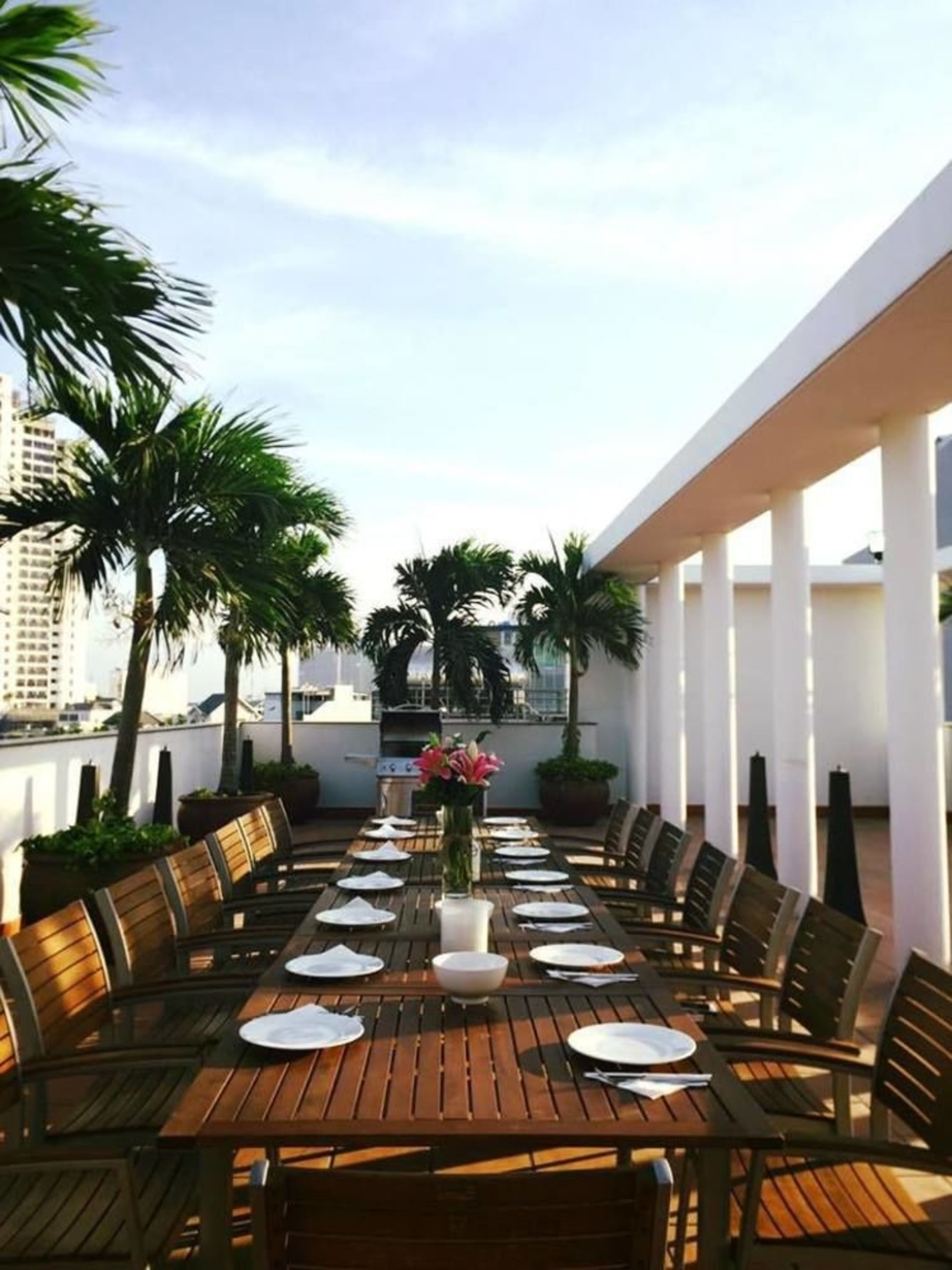 breakfast, lunch, dinner served; international cuisine