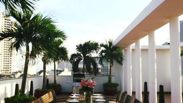 Breakfast, lunch, dinner served; international cuisine