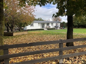 Familien-Ferienhaus, 3 Schlafzimmer (Cottage 1) | Blick auf den Garten