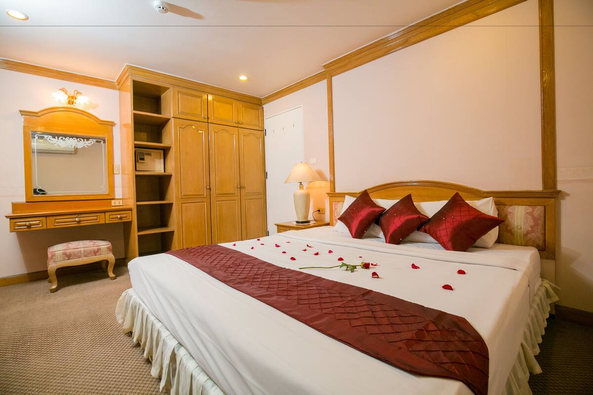 Minibar, desk, rollaway beds, free WiFi