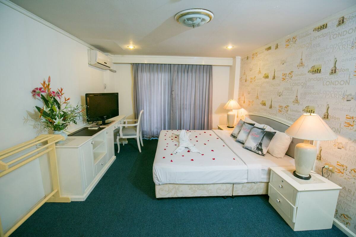 Minibar, desk, rollaway beds, free WiFi