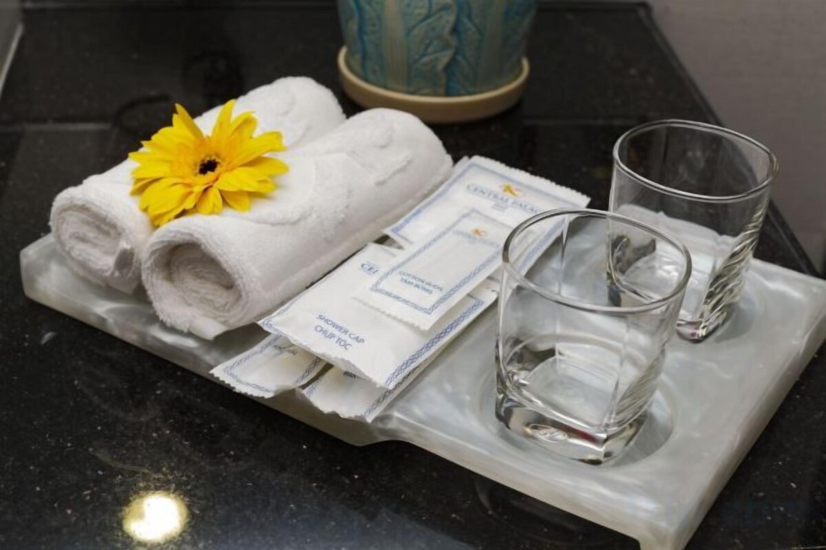 Douche, articles de toilette gratuits, sèche-cheveux, chaussons