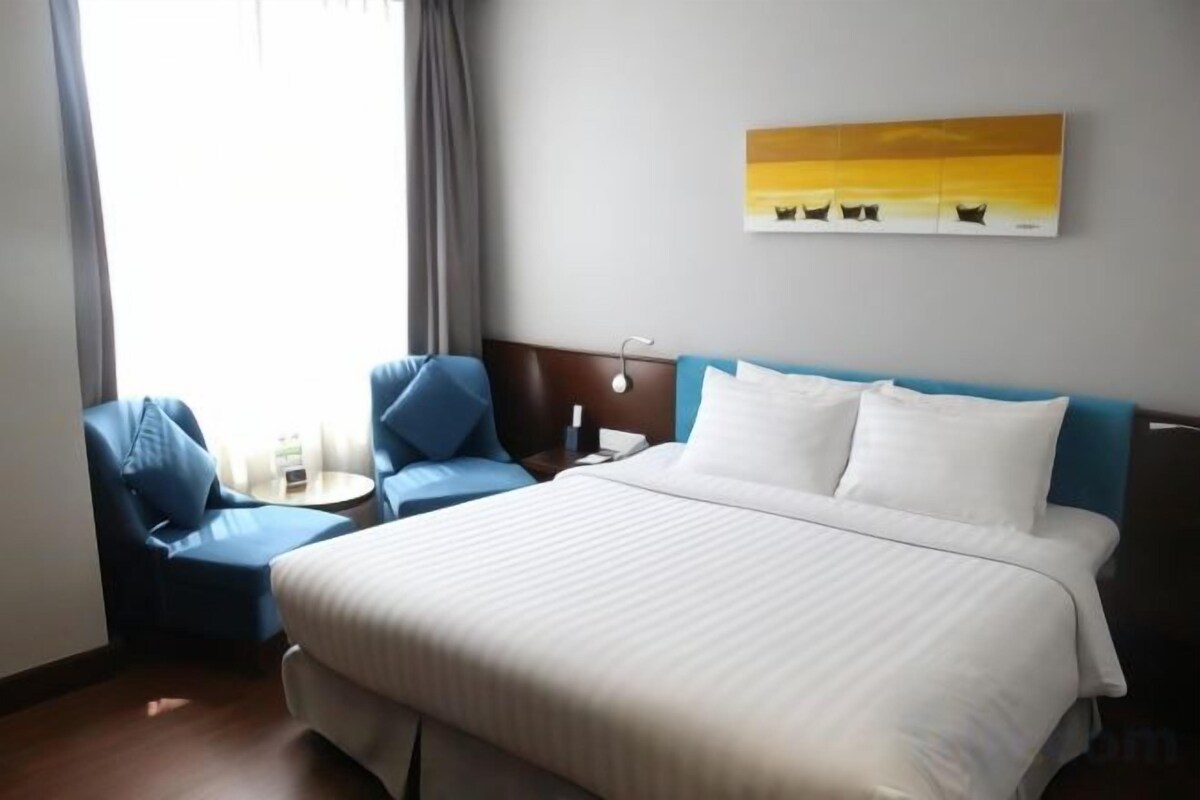 Minibar, in-room safe, desk, rollaway beds