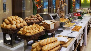 Een buffet met diverse broden en gebak.