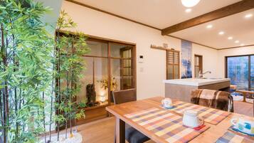 Furnished townhouse (for 1 group) with island kitchen and free bicycles | In-room dining