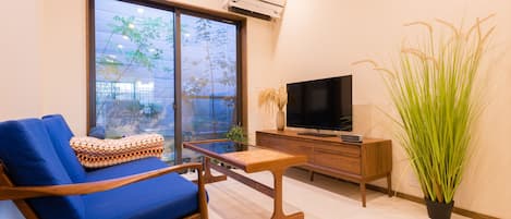 1日1組限定の貸切京町家 (無料貸自転車、アイランドキッチン、坪庭つき) | リビング エリア | 39 インチの薄型テレビ (デジタル放送視聴可)、テレビ、DVD プレーヤー