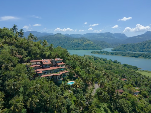 The Albatross, Kandy