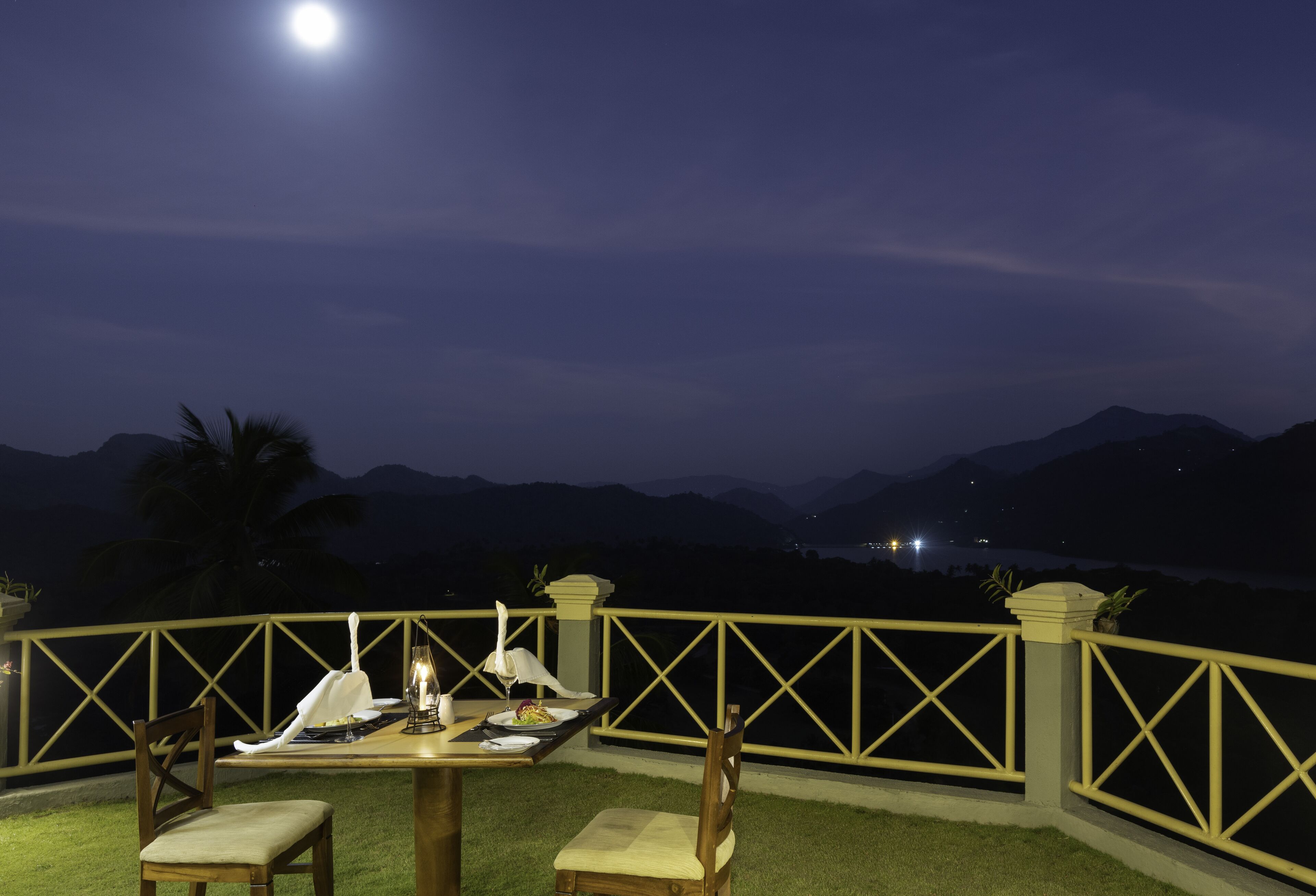 Aamiainen, paikallinen ja kansainvälinen keittiö, näkymät puutarhaan 