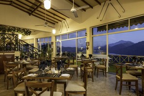 Se sirven desayunos, almuerzos y cenas (con vistas al jardín)