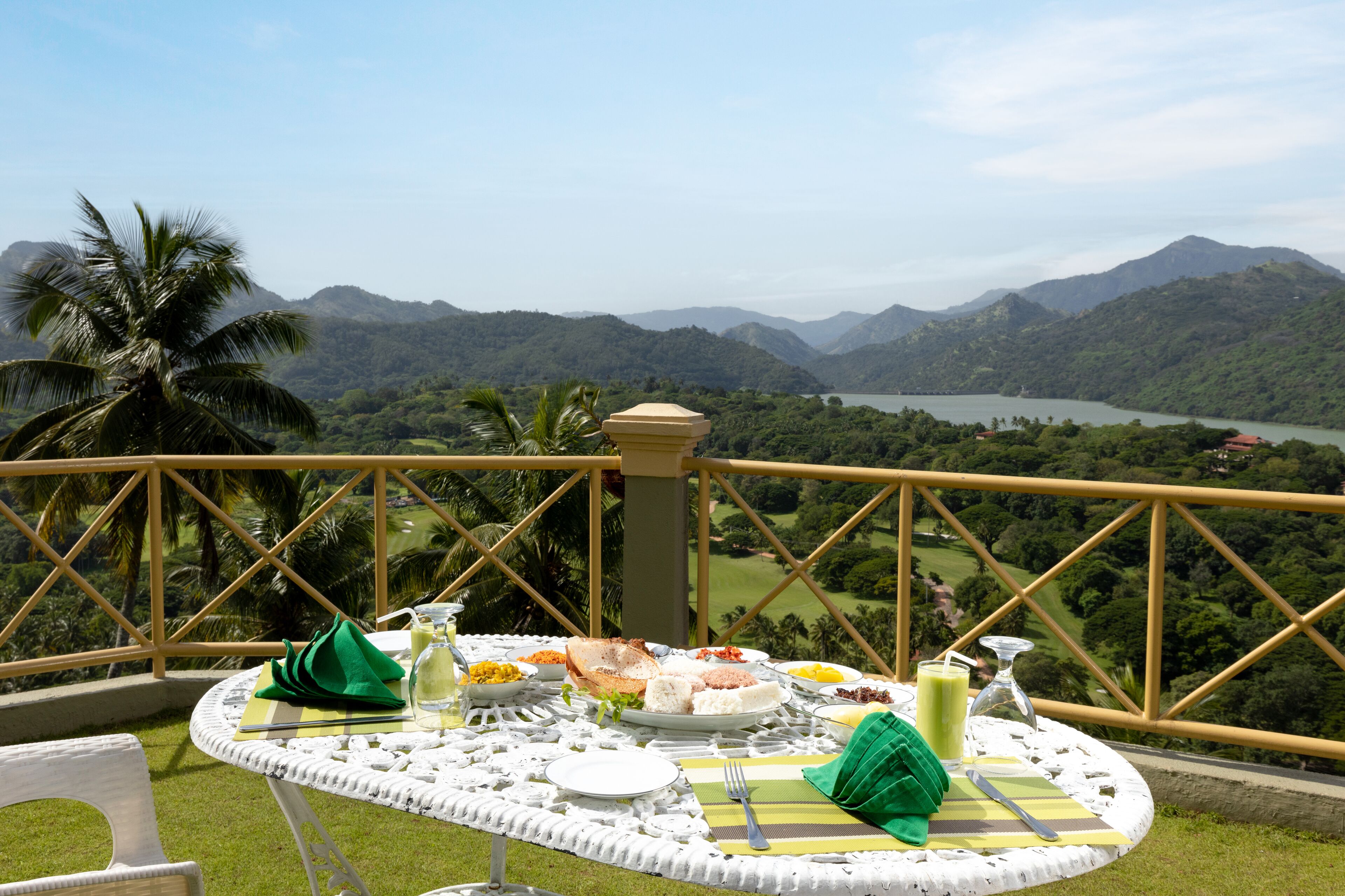 Aamiainen, paikallinen ja kansainvälinen keittiö, näkymät puutarhaan 