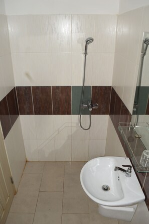 Douche, articles de toilette gratuits, sèche-cheveux, chaussons