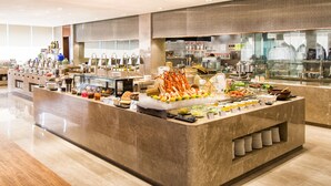 Un bufé con diversos alimentos y bebidas.