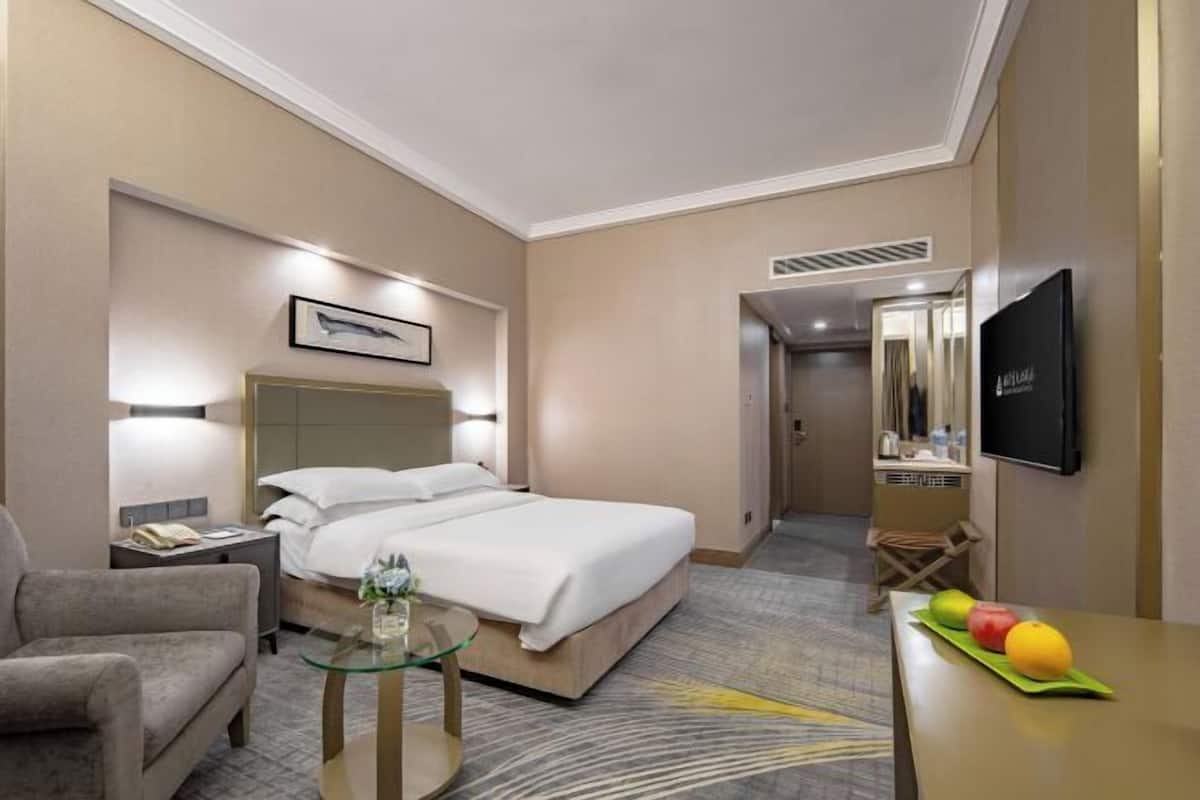 In-room safe, desk, soundproofing, free WiFi