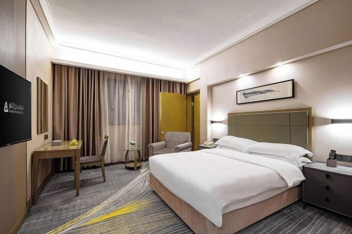 In-room safe, desk, soundproofing, free WiFi