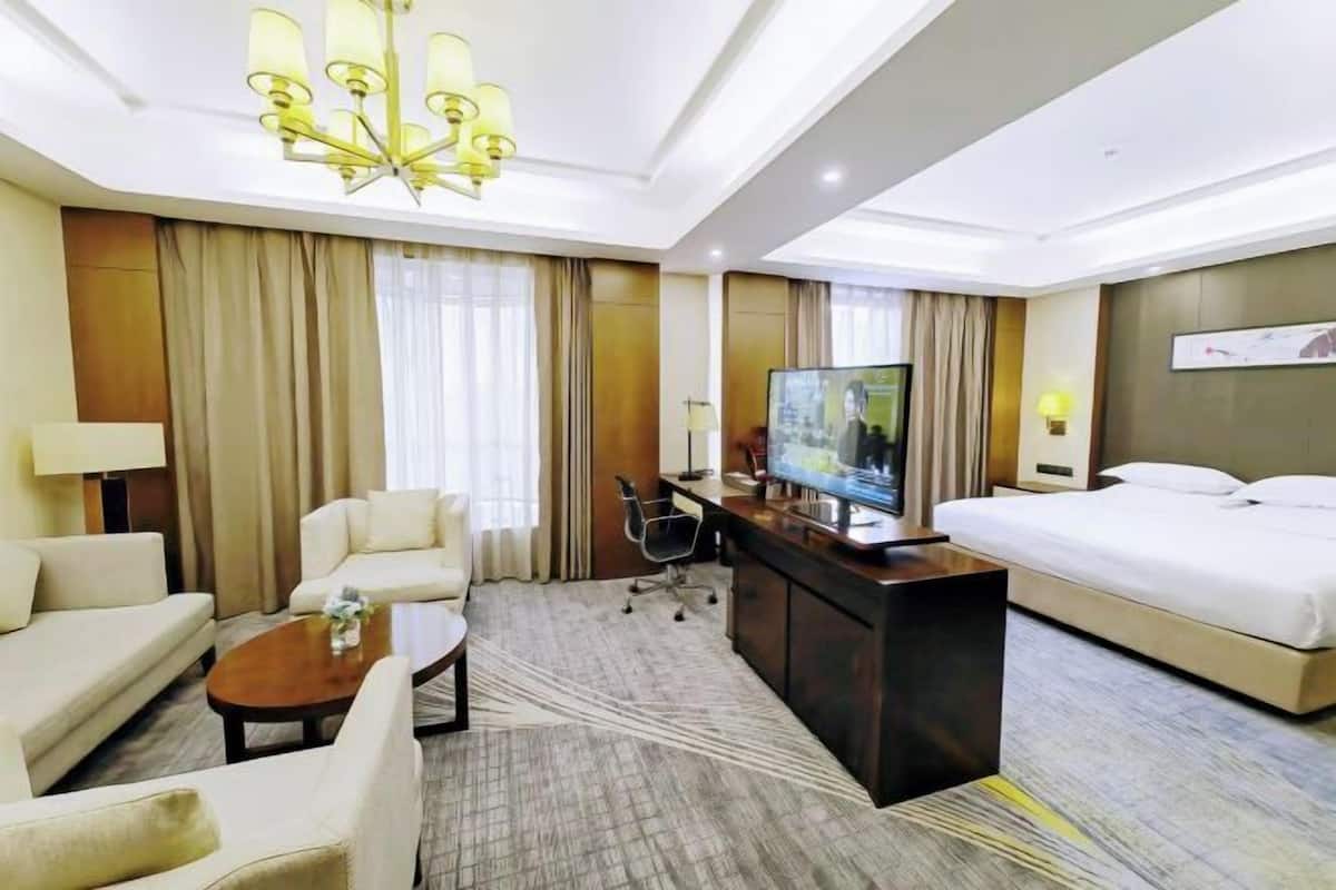 In-room safe, desk, soundproofing, free WiFi