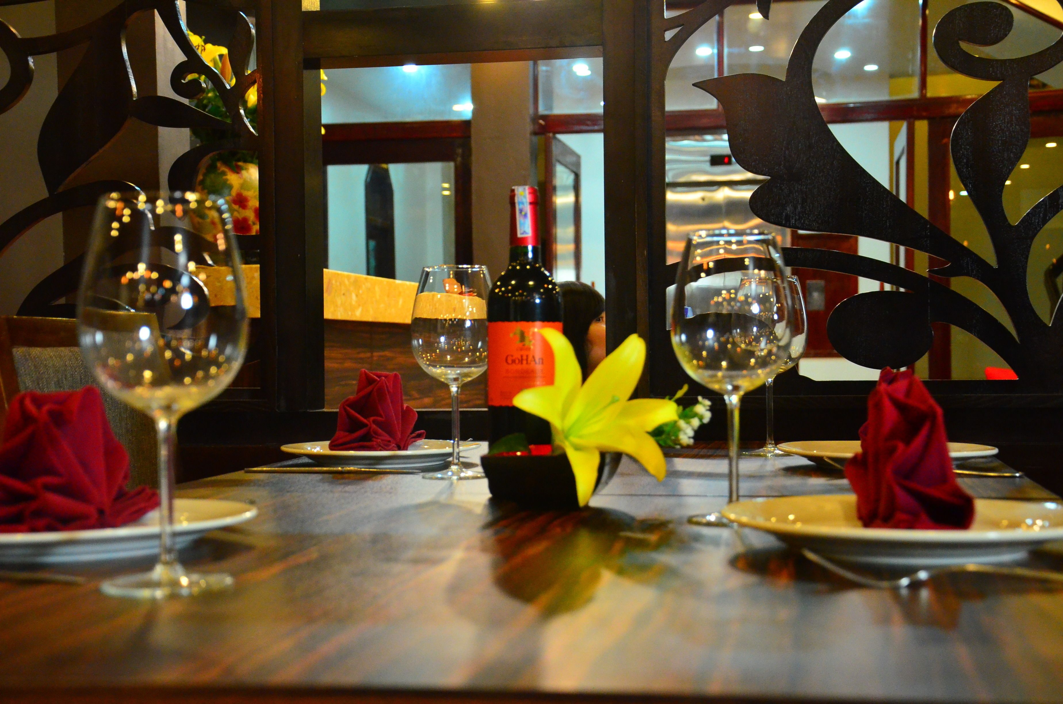 breakfast, lunch, dinner served; international cuisine