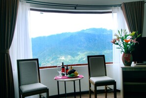 迷你吧、房內夾萬、書桌、遮光窗簾/窗簾