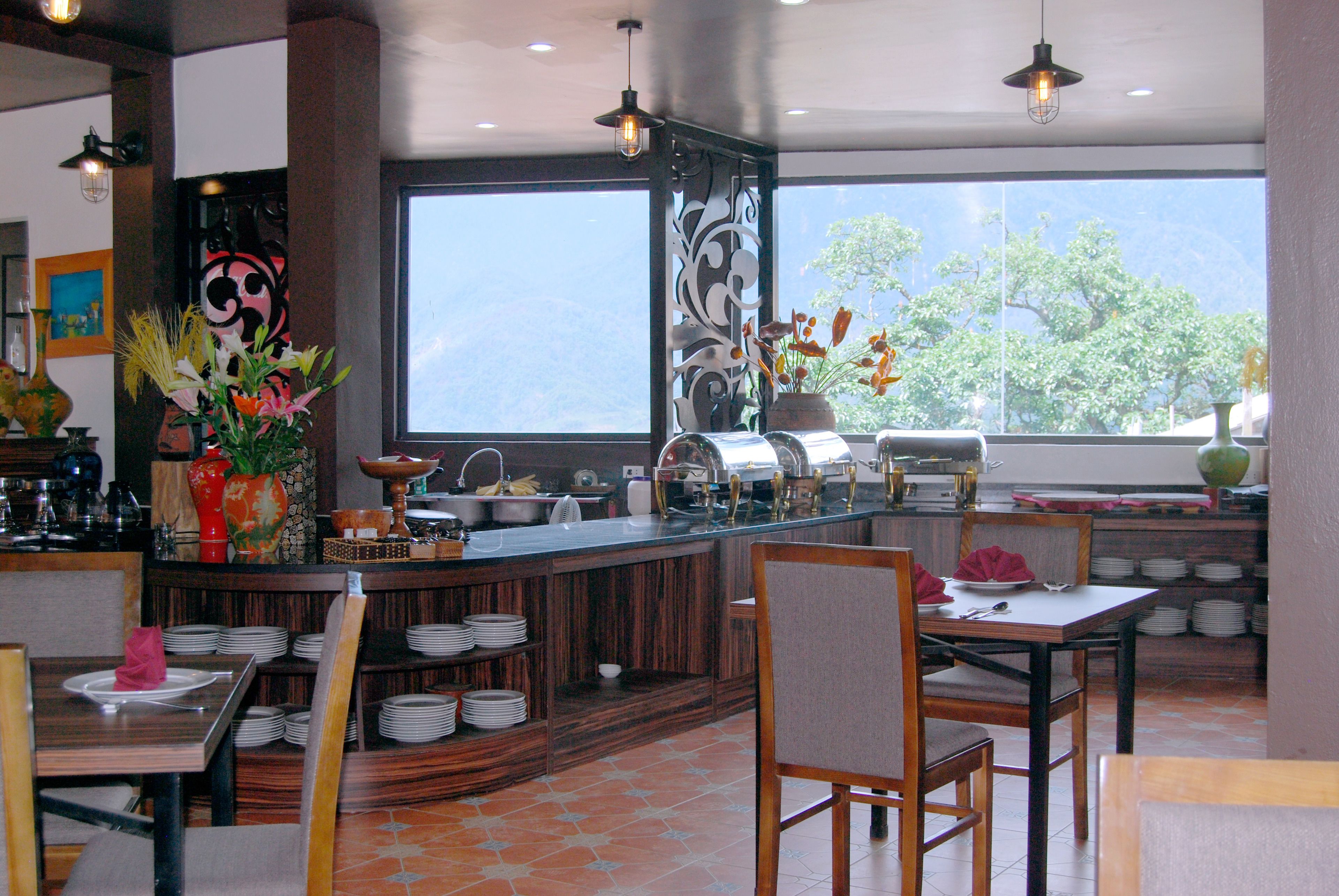 breakfast, lunch, dinner served; international cuisine