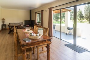Luxury-Ferienhaus, 3 Schlafzimmer, Bergblick | Essbereich im Zimmer