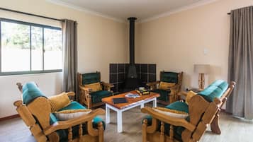 Luxury Cottage, 2 Bedrooms, Mountain View | Living area