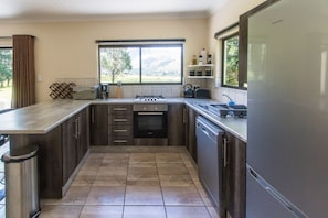 Luxury Cottage, 3 Bedrooms, Mountain View | Private kitchen | Full-size fridge, microwave, oven, stovetop - Kamberg Valley Hideaway (Elandskop)