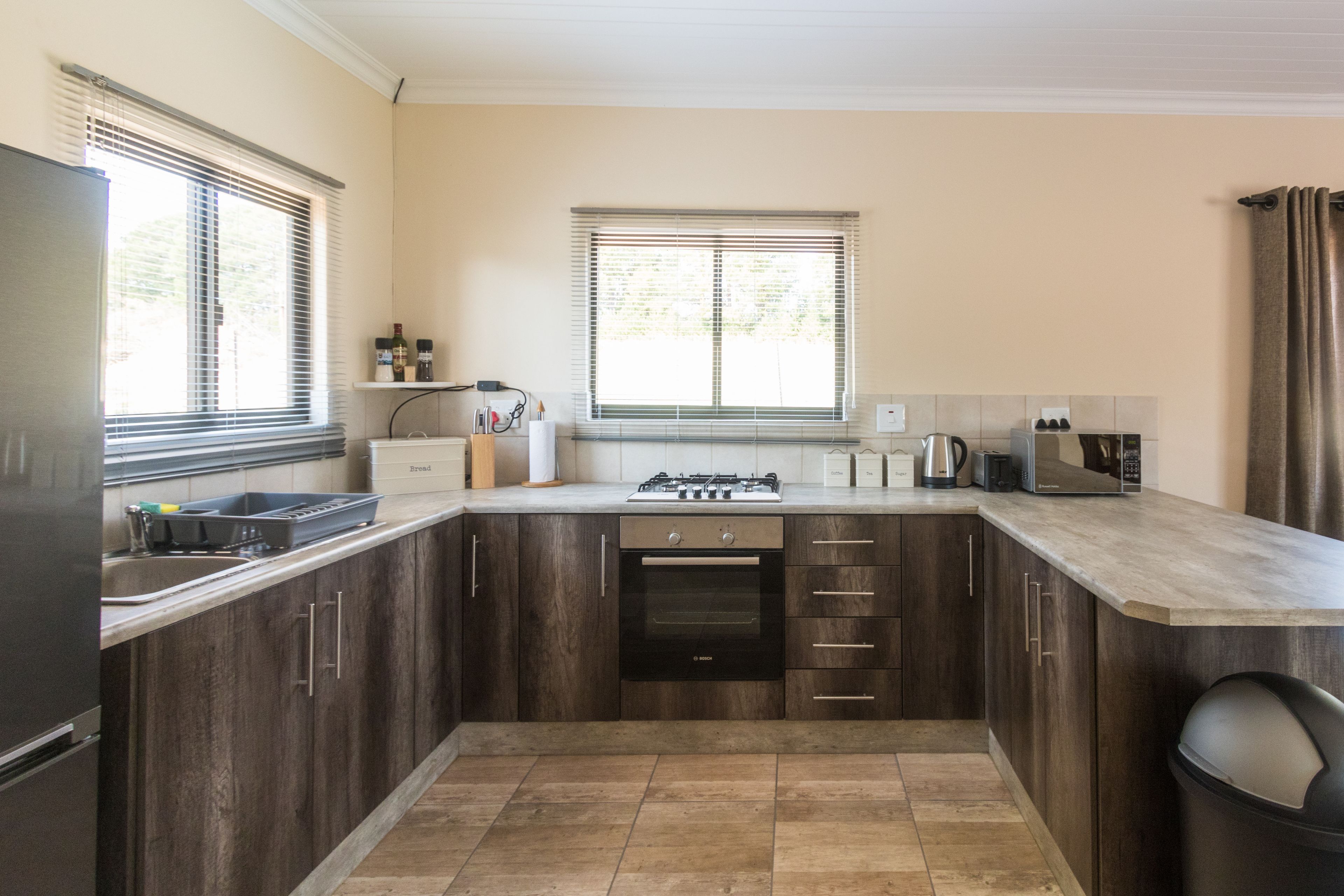 大型冷蔵庫、電子レンジ、オーブン、コンロ