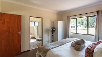 Casa rural de luxe, 2 dormitoris, vistes a la muntanya | Matalassos amb encoixinament addicional i planxa i posts de planxar