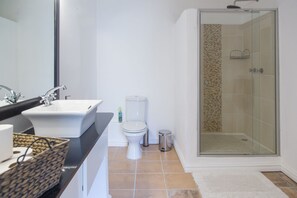 Luxury Cottage, 1 Bedroom, Mountain View | Bathroom | Hair dryer, towels - Kamberg Valley Hideaway (Elandskop)