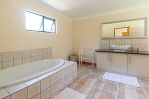 Luxury Cottage, 3 Bedrooms, Mountain View | Bathroom - Kamberg Valley Hideaway (Elandskop)