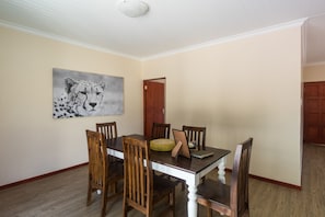Luxury Cottage, 2 Bedrooms, Mountain View | In-room dining - Kamberg Valley Hideaway (Elandskop)