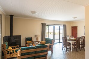 럭셔리 코티지, 침실 2개, 산 전망 | 거실 공간