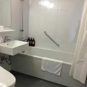 Douche, articles de toilette gratuits, sèche-cheveux, chaussons
