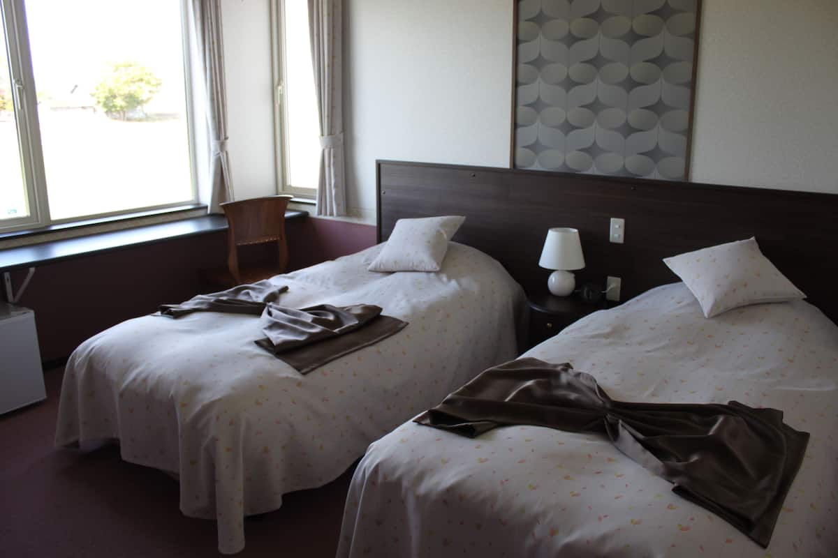 twin room | blackout curtains, free wifi, bed sheets