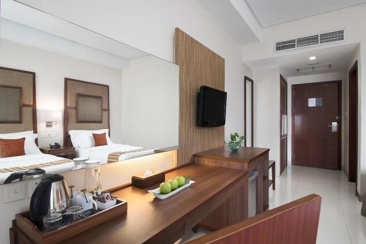 Minibar, in-room safe, desk, WiFi (free)