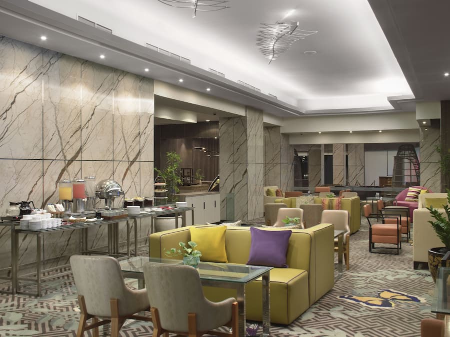 Sarapan, makan tengah hari dan makan malam dihidangkan